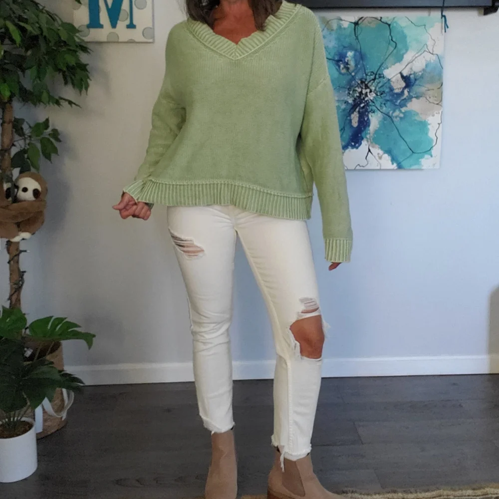 ABERCROMBIE & FITCH Ripped Raw Hem High Rise Mom Jeans 2R